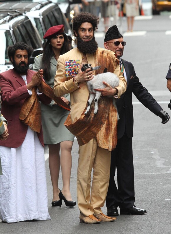 Sacha Baron Cohen sur le tournage de son film The Dictator, avec Ben Kingsley, le 24 juillet 2011 à New York
