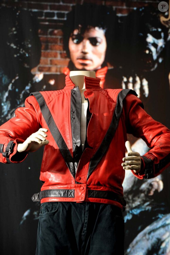 Le blouson que Michael Jackson portait dans le clip Thriller a été adjugé 1,2 millions d'euros, à Los Angeles, le 26 juin 2011.