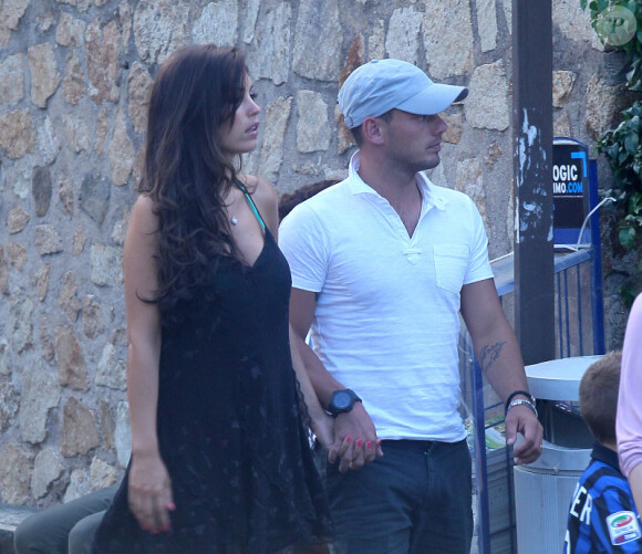 Wesley Sneijder se balade dans Saint-Tropez avec sa femme Yolanthe le 25 juillet 2011. Un joli couple !