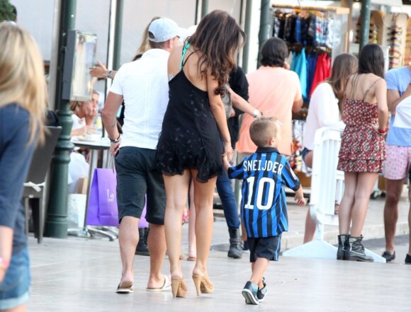 Wesley Sneijder se balade dans Saint-Tropez avec sa femme Yolanthe Cabau et son fils Jessey, avec le maillot de papa, le 25 juillet 2011