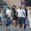 Wesley Sneijder se balade dans Saint-Tropez avec sa femme Yolanthe Cabau et son fils Jessey le 25 juillet 2011