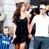 Wesley Sneijder se balade dans Saint-Tropez avec sa femme Yolanthe Cabau et son fils Jessey le 25 juillet 2011
