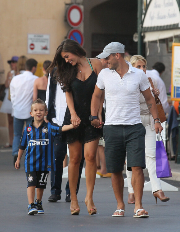 Wesley Sneijder se balade dans Saint-Tropez le 25 juillet 2011 avec sa femme Yolanthe Cabau et son fils Jessey. CE dernier semble bien les faire rire !