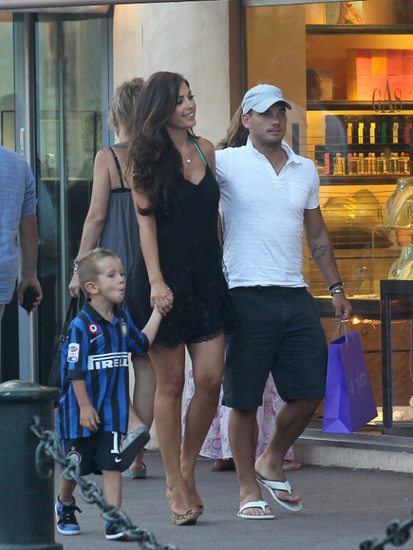 Wesley Sneijder se balade détendu dans Saint-Tropez avec sa femme Yolanthe Cabau et son fils Jessey le 25 juillet 2011