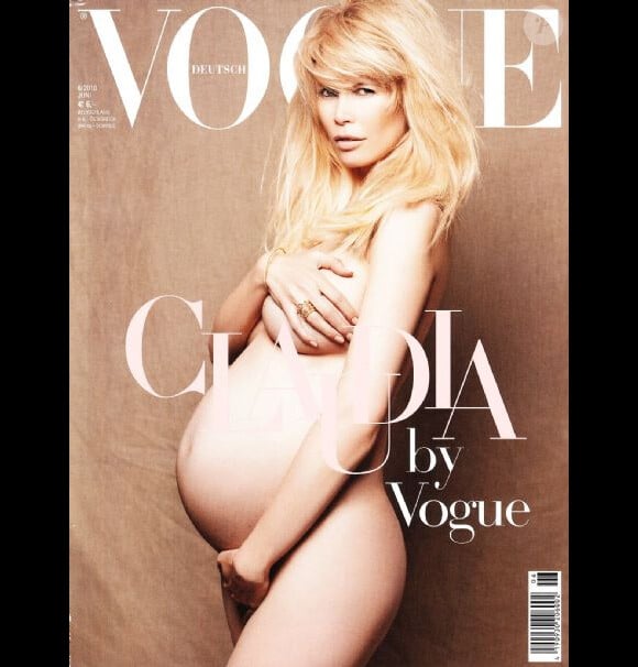 Claudia Schiffer, nue et enceinte, en couverture du Vogue Deutsch de juin 2010.