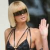 Le 2 avril 2009, à Los Angeles, Paris Hilton arborait une tenue provocante et futuriste, dans le plus pur style Gaga.