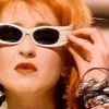 Cyndi Lauper, dans la vidéo de Girls want to have fun, sortie en 1983, porte des lunettes de soleil qui semblant avoir tapé dans l'oeil de Lady Gaga.