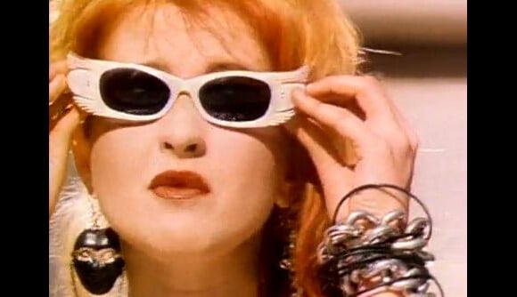 Cyndi Lauper, dans la vidéo de Girls want to have fun, sortie en 1983, porte des lunettes de soleil qui semblant avoir tapé dans l'oeil de Lady Gaga.