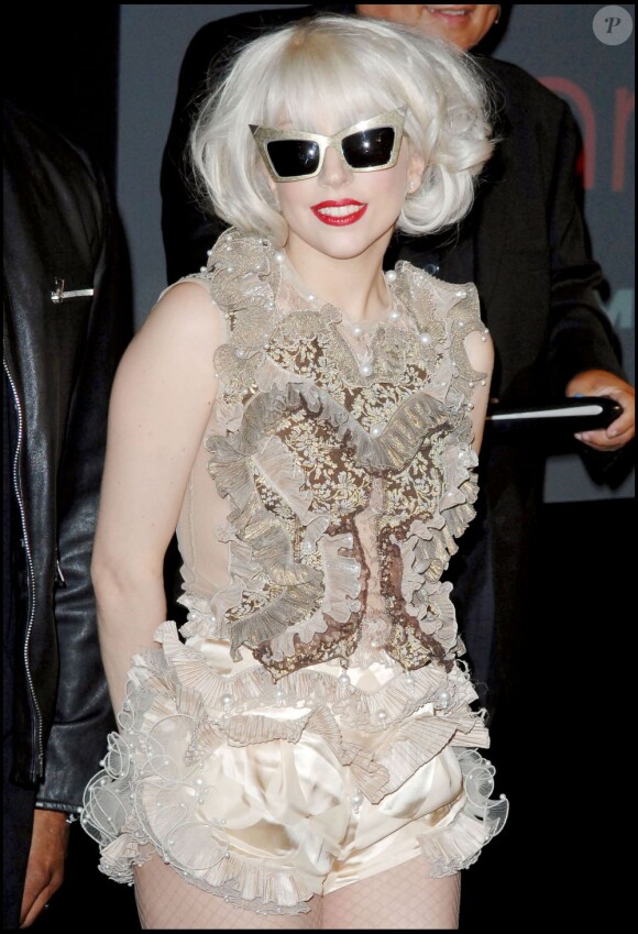 Le 30 septembre 2009, à New York, Lady Gaga portait des lunettes similaires à celles de Cyndi Lauper dans le clip de Girls just want to have fun, 26 ans plus tôt.