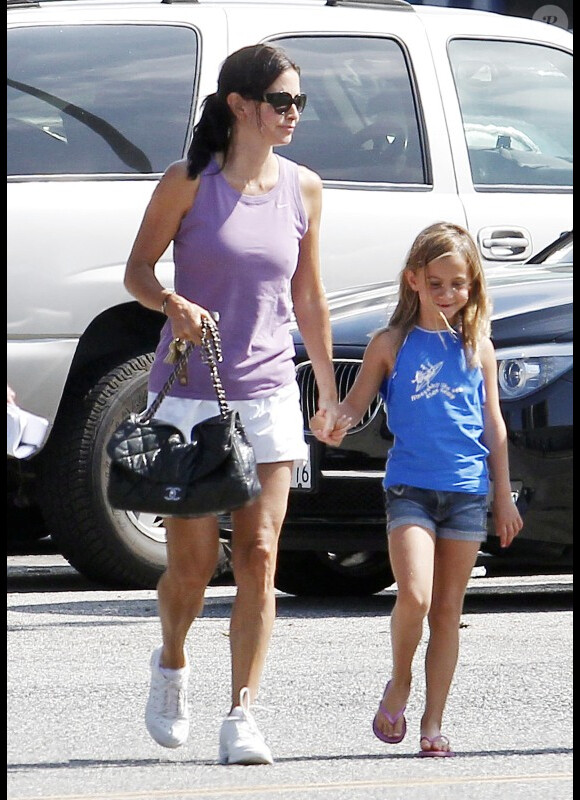 Courteney Cox et sa fille Coco âgée de 7 ans se promènent dans les rues de Los Angeles, le 29 juillet 2011.