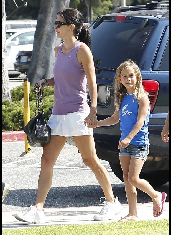 Courteney Cox et sa fille Coco se promènent dans les rues de Los Angeles, le 29 juillet 2011.