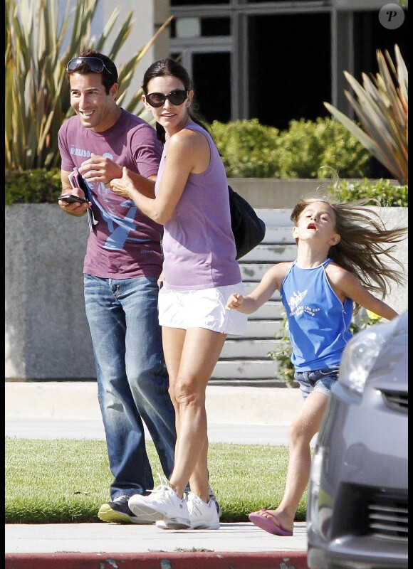 Courteney Cox, sa fille Coco, cheveux au vent, et un ami se promènent dans les rues de Los Angeles, le 29 juillet 2011.