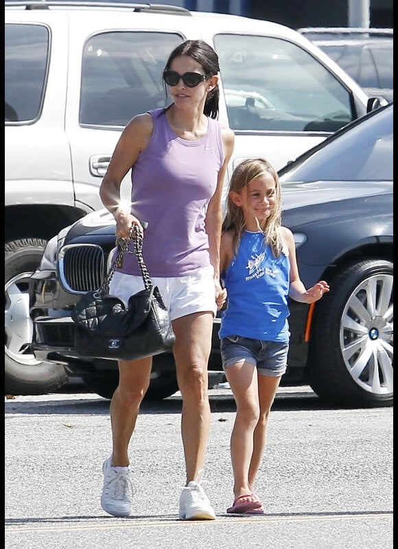 Courteney Cox et sa fille Coco se promènent dans les rues de Los Angeles, le 29 juillet 2011.