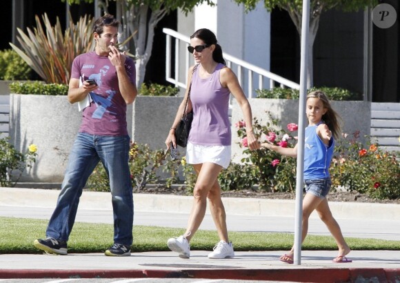 Courteney Cox, sa fille Coco et un ami se promènent dans les rues de Los Angeles, le 29 juillet 2011.