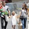 Jennifer Garner, Ben Affleck et leurs filles Violet et Seraphina font du shopping à Los Angeles en juillet 2011