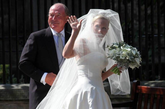 Zara Phillips accompagnée de son papa Mark lors de son mariage à Edimbourg, en Ecosse, le samedi 30 juillet 2011.