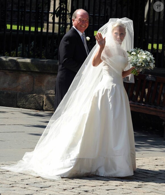 Zara Phillips et et son papa Mark, lors de son mariage à Edimbourg, en Ecosse, le samedi 30 juillet 2011.