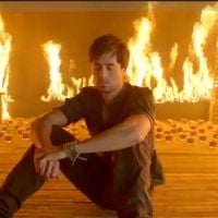 Enrique Iglesias chante son amour perdu, au beau milieu des flammes