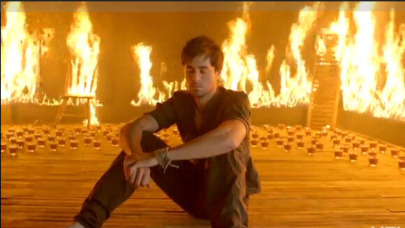 Enrique Iglesias chante son amour perdu, au beau milieu des flammes