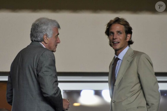 Andrea Casiraghi en discussion avec le président de l'ASM Etienne Franzi au Stade Louis-II de Monaco le 1er août 2011.