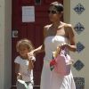 Halle Berry va chercher sa fille Nahla à l'école avant de retrouver son petit ami Olivier Martinez au restaurant. Los Angeles, 3 août 2011