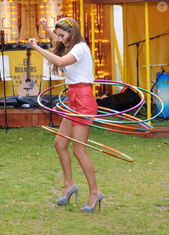 Kelly Brook ouvre, avec un déhanché inoubliable, un festival de musique londonnien dans le parc Bulmers Cider Garden, le 4 août 2011