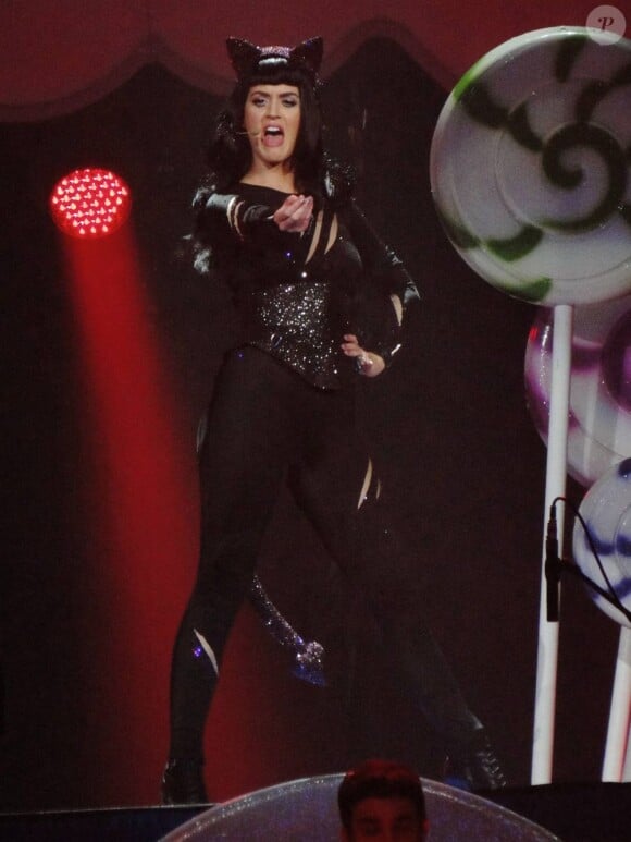 Katy Perry sur scène à Los Angeles, le 5 août 2011. Elle ose même le costume de Catwoman.