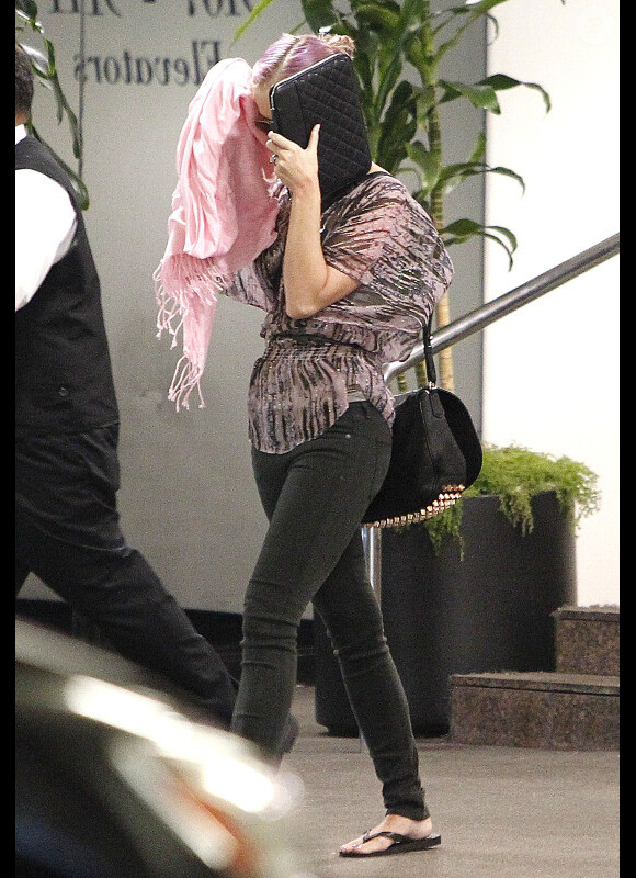 Katy Perry sa cache mais on remarque qu'elle a les cheveux rose délavé alors qu'elle se rend à un déjeuner avec son mari Russell Brand, à Los Angeles, le 4 août 2011.