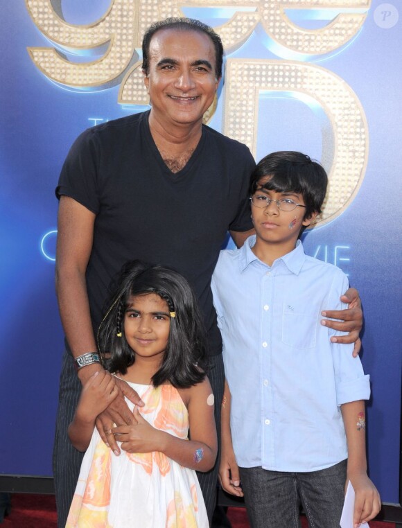 Iqbal Theba (principal Figgins dans la série) et ses enfants, à l'avant-première du film Glee ! On Tour - 3D, à Los Angeles, le 6 août 2011.