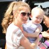 Rebecca Gayheart et sa petite Billie rendent visite à une connaissance, à Hollywood, le 6 août 2011.