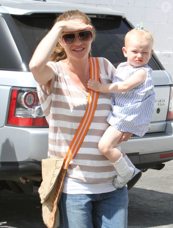 Rebecca Gayheart et sa fillette, toute pimpante, à Hollywood, le 6 août 2011.