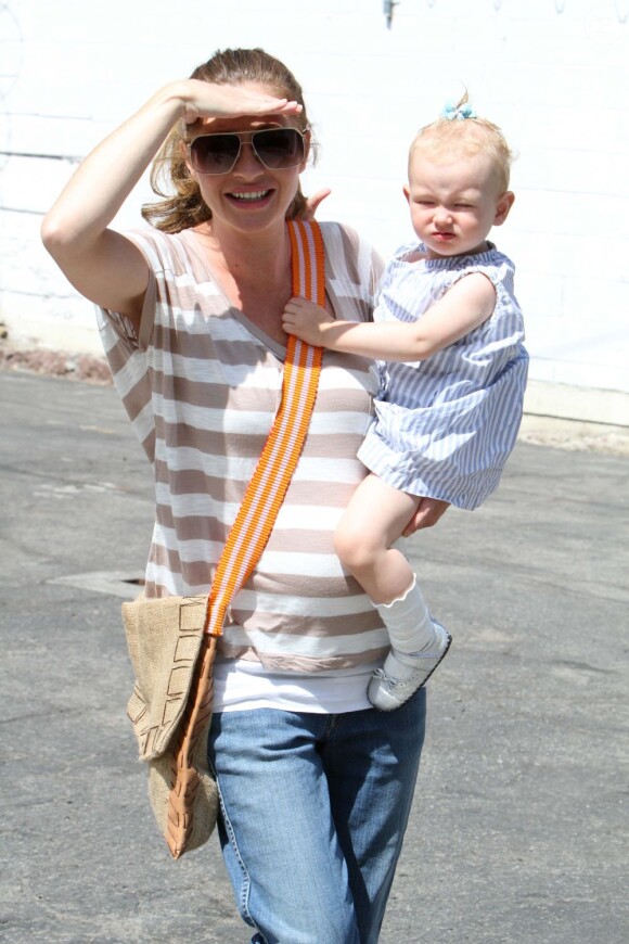Rebecca Gayheart et sa fille Billie à Hollywood, le samedi 6 août 2011.
