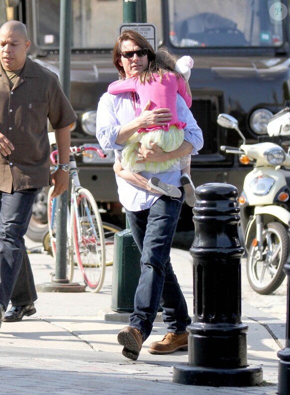 Tom Cruise et sa fille Suri ont passé un moment au Chelsea Piers, un grand complexe de production télé et cinéma à New York, le 8 août 2011