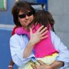 Suri reste agrippée à son papa chéri Tom Cruise lors d'une sortie dans le quartier de Chelsea à New York, le 8 août 2011