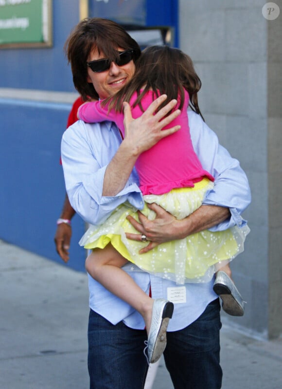 Suri reste agrippée à son papa chéri Tom Cruise lors d'une sortie dans le quartier de Chelsea à New York, le 8 août 2011
