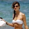 Alessandra Ambrosio à la plage à Honolulu le 12 août 2011