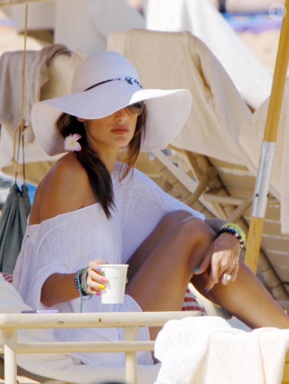 Alessandra Ambrosio à la plage à Honolulu le 12 août 2011