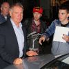 Harrison Ford signe des autographes devant son hôtel après l'avant-première de Cowboys & Envahisseurs à Londres le 11 août 2011