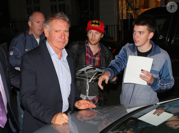 Harrison Ford signe des autographes devant son hôtel après l'avant-première de Cowboys & Envahisseurs à Londres le 11 août 2011