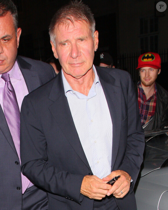 Harrison Ford signe des autographes devant son hôtel après l'avant-première de Cowboys & Envahisseurs à Londres le 11 août 2011