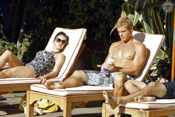 Les ados passent leur temps à la plage, dans le remake de Beverly Hills, 90210 !