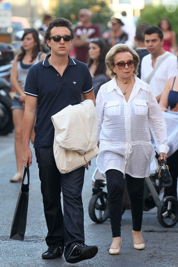 Bernadette Chirac et son petit-fils Martin dans les rues de Saint-Tropez le 12 août 2011