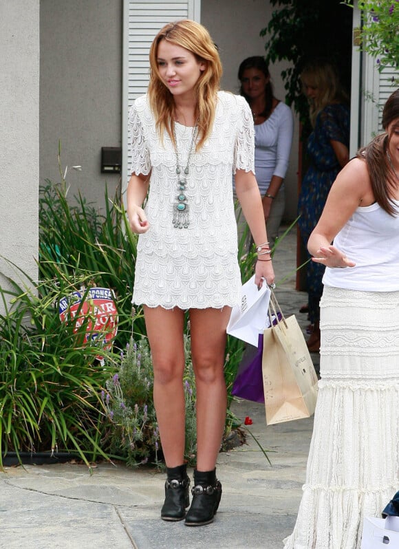 Miley Cyrus passe une après-midi it-shopping à Brentwood, le 14 août 2011