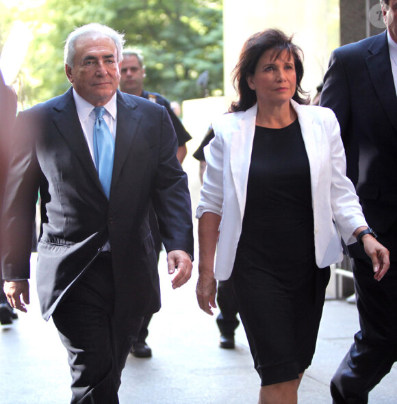 Dominique Strauss-Kahn et son épouse Anne Sinclair arrivant au tribunal le 1er juillet 2011