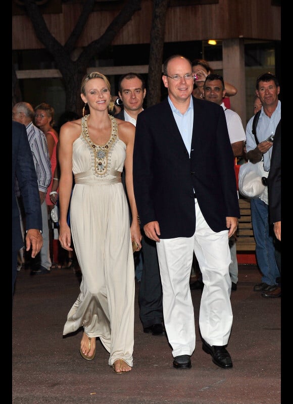 Le prince Albert II de Monaco et son épouse Charlene Wittstock lors du 50e anniversaire du stade nautique Prince Rainier III à Monaco le 19 août 2011