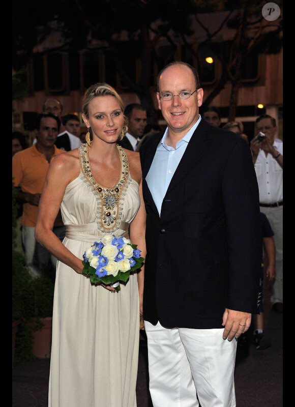 Le prince Albert II de Monaco et son épouse Charlene Wittstock, amoureux complices, lors du 50e anniversaire du stade nautique Prince Rainier III à Monaco le 19 août 2011