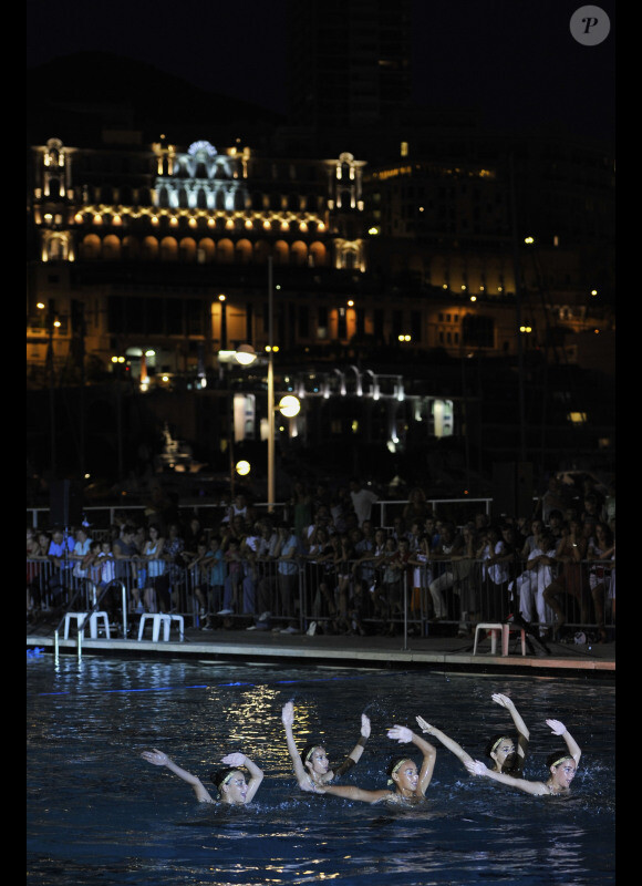 Un magnifique ballet de natation synchronisée lors du 50e anniversaire du stade nautique Prince Rainier III à Monaco le 19 août 2011