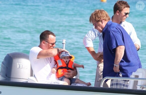 Elton John et David Furnish à Saint-Tropez le 18 août 2011, arrivant au club 55 : leur bébé Zachary est rigolo avec son gilet de sauvetage