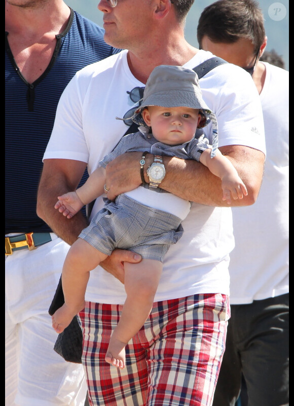 Elton John et son amoureux David Furnish à Saint-Tropez le 19 août 2011, ils arrivent au Club 55 : bébé Zachary est craquant dans son ensemble gris et son bob