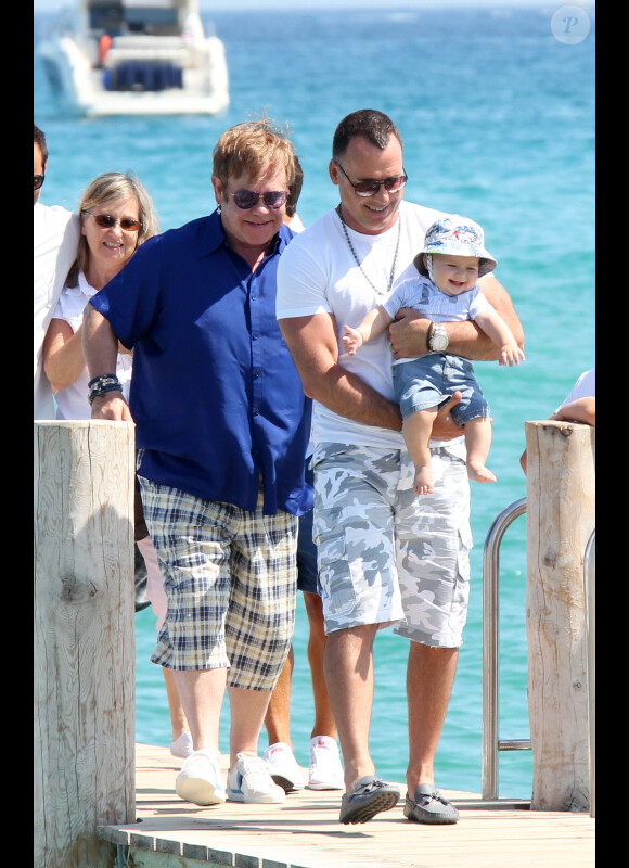 Elton John et David Furnish à Saint-Tropez le 18 août 2011, arrivant au club 55